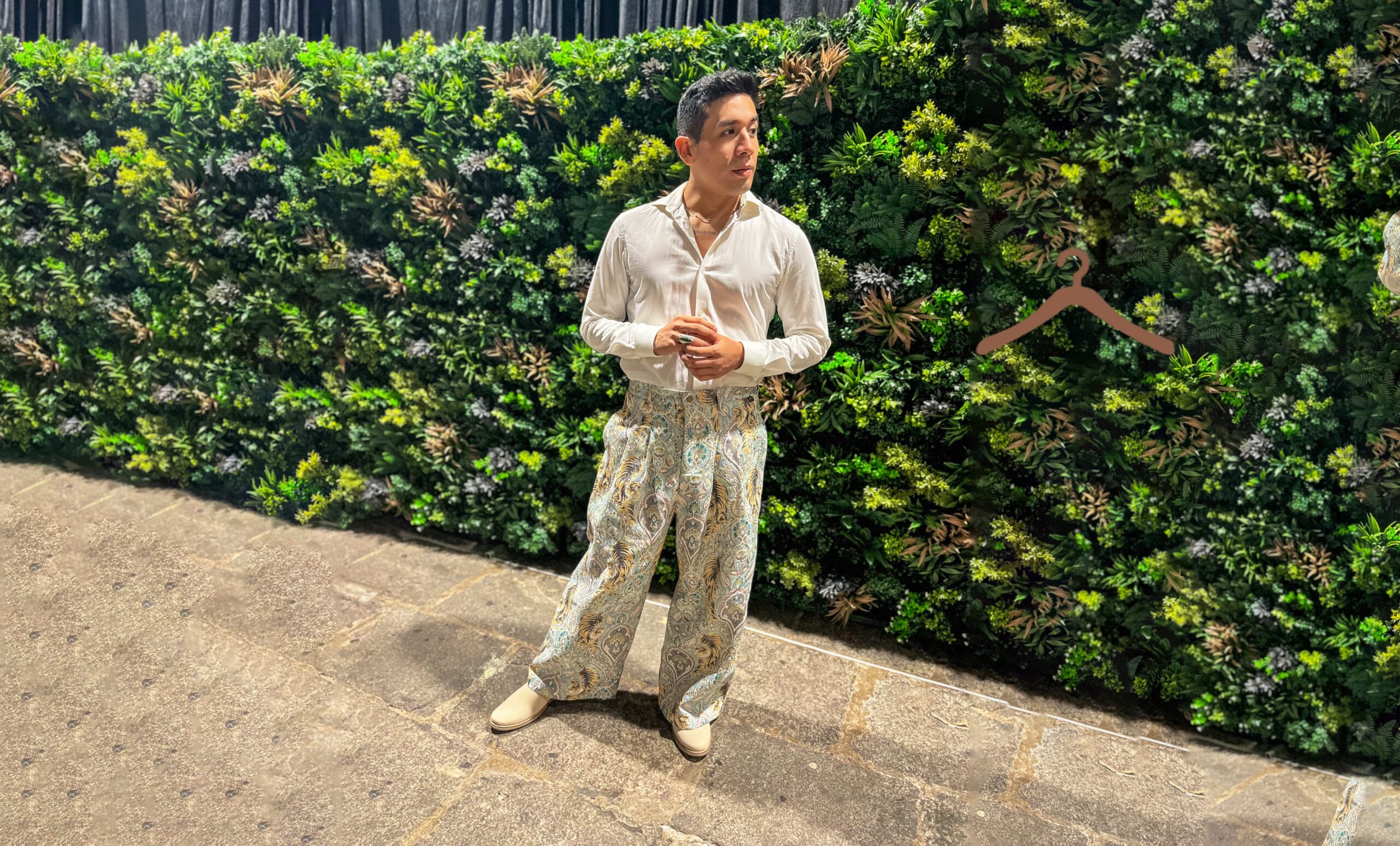 Colgador de Madera una marca Slow fashion, una alternativa de ropa para los hombres que buscan prendas con más color y personalidad Edi 1 Scaled