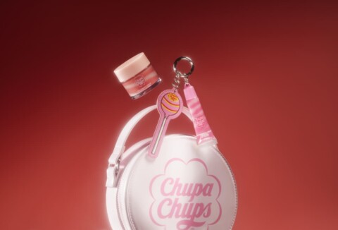H&M Beauty lanza colección exclusiva junto a Chupa Chups, inspirada en la nostalgia y el color HM Beauty X Chupa Chups 1 1 480x326