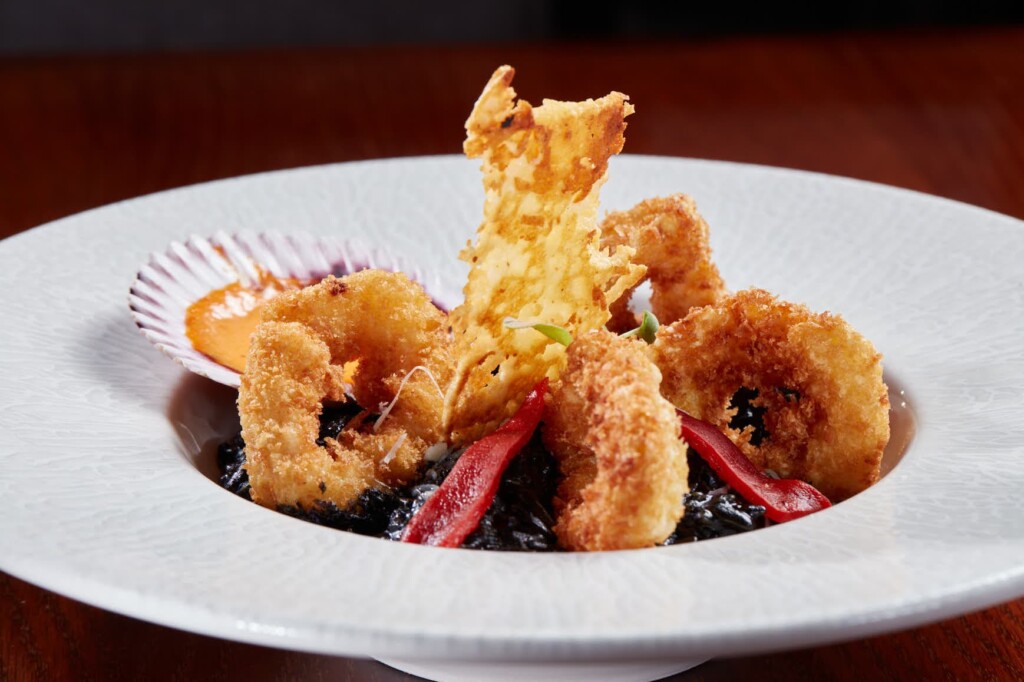 Risotto Negro Con Calamar Crocante Y Alioli Con Crema De Rocoto 1 1024x682