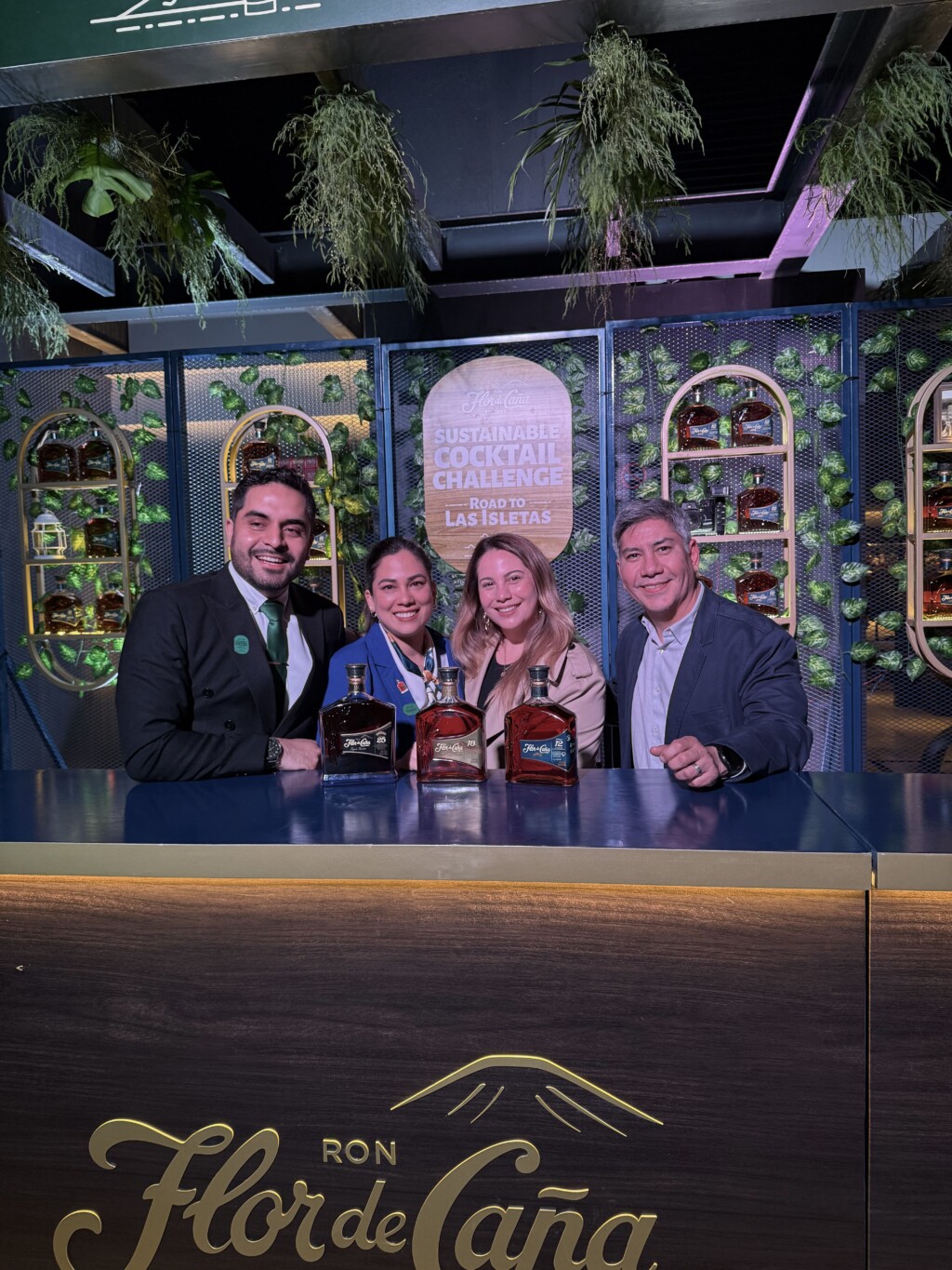 Flor de Caña celebró la final del Sustainable Cocktail Challenge Perú 2025 Benjamin Mejia Brand Ambassador Karen Alvarez Regional Ambassador Michelle Fiol Brand Manager Y Carlos Cuadra Gerente De Area Sudamerica De La Marca Flor De Cana 1024x1365