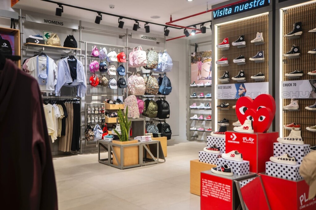 Converse By You: Converse presenta su primer espacio de personalización en Perú Tienda Converse Jockey Plaza Interior 1 1024x681
